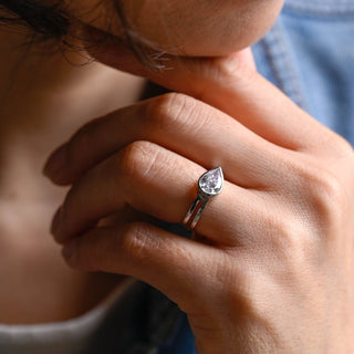 Bague de fiançailles East West avec diamants en moissanite taille poire sertis de 1,0 à 2,0 ct