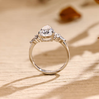 Anillo de compromiso con diamantes en racimo de moissanita de talla pera de 2,0 CT a 3,0 CT