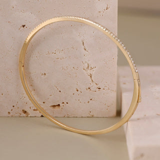 Bracelet jonc en diamant taille ronde pour cadeau d'anniversaire