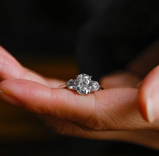 Anillo de compromiso con tres piedras de diamante y moissanita de corte ovalado de 2,0 CT a 3,0 CT