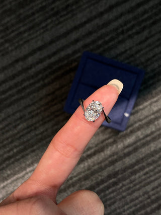 Anillo de compromiso con pavé retorcido de diamantes y moissanita de talla ovalada de 1,50 ct a 2,50 ct