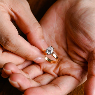 Anillo de compromiso de banda gruesa con diamante de moissanita de corte ovalado de 1,50 ct a 2,50 ct