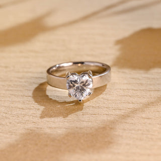 Anillo de compromiso de banda gruesa con diamante de moissanita de corte en forma de corazón de 1,0 CT a 2,0 CT