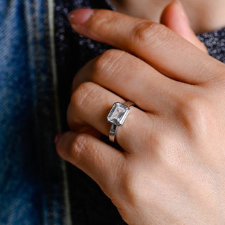 Bague de fiançailles à bande épaisse avec diamants en moissanite taille émeraude de 1,0 à 2,0 ct