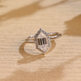 Anillo de compromiso con halo de diamantes de moissanita de corte hexagonal de 1,50 ct a 2,50 ct