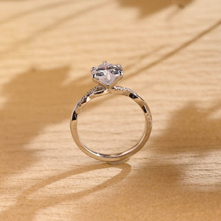 Anillo de compromiso con pavé retorcido de diamantes y moissanita de talla corazón de 1,50 ct a 2,50 ct