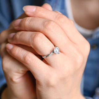 Anillo de compromiso con pavé retorcido de diamantes y moissanita de talla corazón de 1,50 ct a 2,50 ct