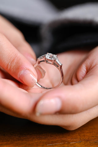 Bague de fiançailles à trois diamants en moissanite taille Asscher de 1,0 à 2,0 ct