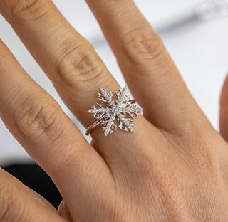 Anillo de diamantes con forma de copo de nieve de talla redonda para regalar en Navidad