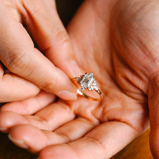 Bague de fiançailles unique en grappe de diamants en moissanite taille émeraude de 1,0 à 2,0 ct