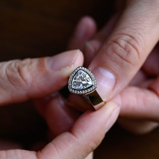 Bague de fiançailles avec diamant halo serti canal en moissanite taille trillion de 1,50 ct à 2,50 ct