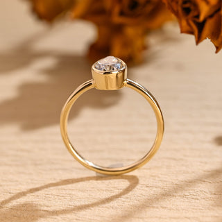 Anillo de compromiso con diamantes de moissanita de talla pera engastados en bisel de 1,50 ct a 2,50 ct