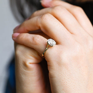 Anillo de compromiso con diamante de corte ovalado y cuerpo dividido de moissanita de 1,50 ct a 2,50 ct