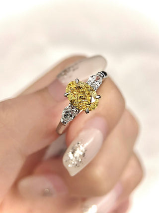 Anillo de compromiso con tres piedras de diamante de moissanita de corte ovalado amarillo elegante de 1,50 ct a 2,50 ct