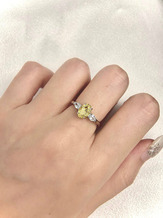 Anillo de compromiso con tres piedras de diamante de moissanita de corte ovalado amarillo elegante de 1,50 ct a 2,50 ct