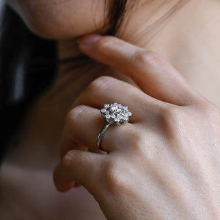 Bague de fiançailles unique en grappe de diamants en moissanite à taille ronde de 1,0 à 2,0 ct