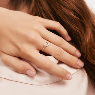 Bague en diamant à coupe ronde avec croix dans un cœur pour femme