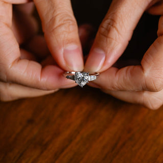 Anillo de compromiso con tres piedras de diamante moissanita de corte en forma de corazón de 1,0 CT a 2,0 CT