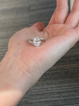 Anillo de compromiso con pavé retorcido de diamantes y moissanita de talla ovalada de 1,50 ct a 2,50 ct