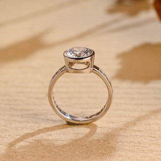 Anillo de compromiso con diamantes de moissanita de talla redonda engastados en bisel de 1,50 ct a 2,50 ct