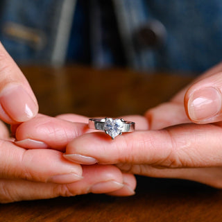 Bague de fiançailles à bande épaisse avec diamants en moissanite taille cœur de 1,0 à 2,0 ct