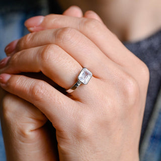 Bague de fiançailles à bande épaisse avec diamants en moissanite taille émeraude de 1,0 à 2,0 ct