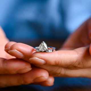 Bague de fiançailles à bande épaisse avec diamants en moissanite taille trillion de 1,0 à 2,0 ct