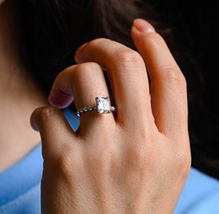 Bague de fiançailles avec halo caché en diamant et moissanite taille émeraude de 1,50 à 2,50 ct