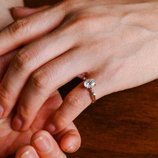 Anillo de compromiso con diamantes en forma de ramita de moissanita de corte ovalado de 2,0 CT a 3,0 CT