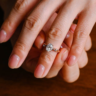 Anillo de compromiso con diamantes en forma de ramita de moissanita de corte ovalado de 2,0 CT a 3,0 CT