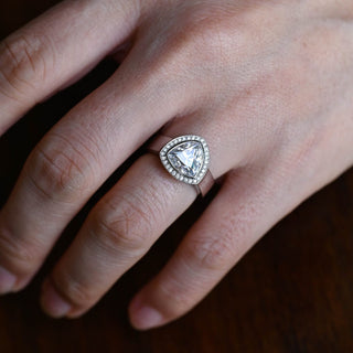 Bague de fiançailles avec diamant halo serti canal en moissanite taille trillion de 1,50 ct à 2,50 ct