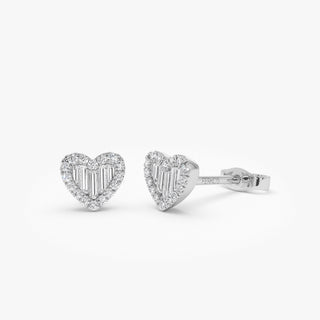 Boucles d'oreilles en forme de cœur avec diamants taille ronde et baguette, parfaites pour offrir