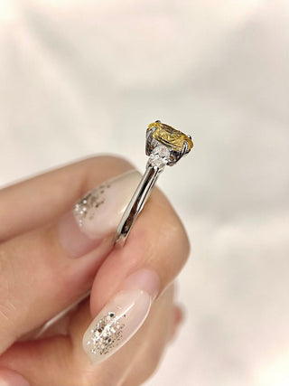 Bague de fiançailles à trois diamants en moissanite taille ovale jaune fantaisie de 1,50 ct à 2,50 ct