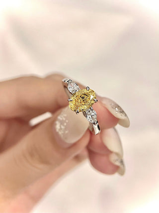 Anillo de compromiso con tres piedras de diamante de moissanita de corte ovalado amarillo elegante de 1,50 ct a 2,50 ct