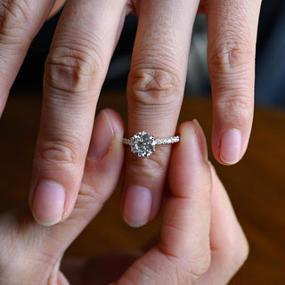 Anillo de compromiso con diamantes engastados en tulipán y moissanita de talla redonda de 2,0 CT a 3,0 CT