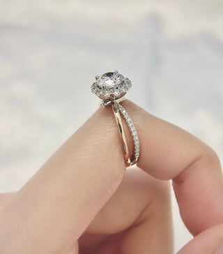 Anillo de compromiso trenzado con halo de moissanita de corte redondo de 1,0 CT a 2,0 CT