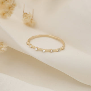 Alliance de mariage pavée de petits diamants taille ronde pour femme 