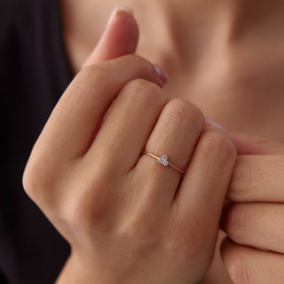 Anillo de corazón con tres piedras y diamantes de talla redonda para ella