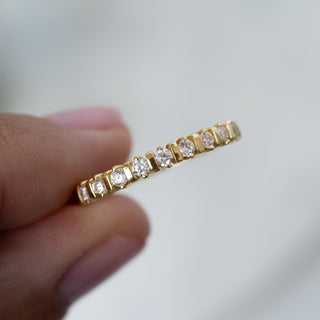 Anillo apilable de media eternidad exclusivo con diamantes de talla redonda para ella