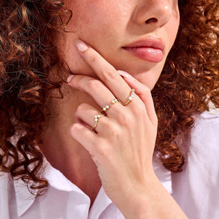 Alianza de boda con cinco piedras de moissanita y diamantes en forma de onda de 0,3 quilates