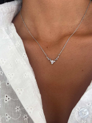 Colgante de asta de ciervo con diamantes de talla pera para mujer