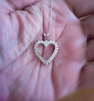 Collar con colgante de corazón de diamantes redondos para regalo de San Valentín