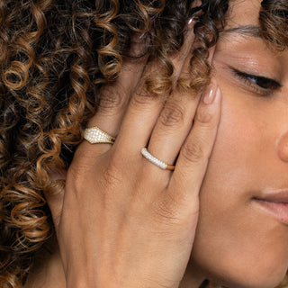 Anillo de bodas con cúpula pavimentada de moissanita y diamantes de talla redonda en oro de 14 quilates