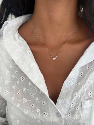 Colgante de asta de ciervo con diamantes de talla pera para mujer