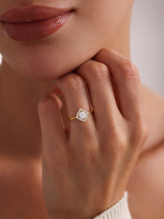 Anillo de compromiso con diamantes en racimo de moissanita de talla redonda de 1,0 CT a 2,0 CT