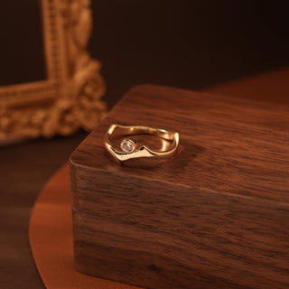 Anillo de oro irregular con forma de onda y diamante de corte redondo, regalo para ella