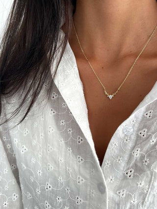 Colgante de asta de ciervo con diamantes de talla pera para mujer