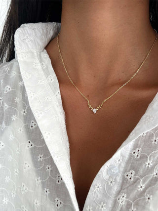 Colgante de asta de ciervo con diamantes de talla pera para mujer