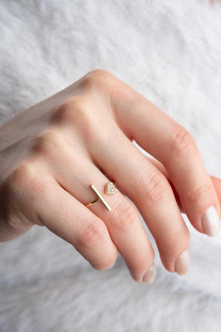 Bague en forme de petit cœur et barre avec diamants taille ronde pour femme