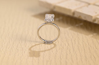 Bague de fiançailles avec halo caché de diamants en moissanite taille émeraude de 2,0 à 3,0 ct